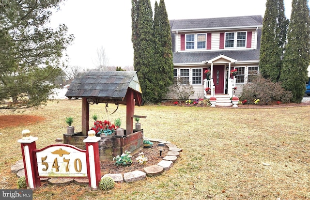 view of front facade with a front yard