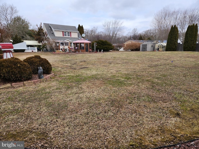 view of yard featuring an outdoor structure