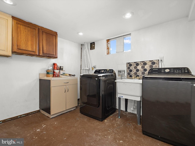 clothes washing area featuring washing machine and clothes dryer, recessed lighting, cabinet space, a sink, and baseboards