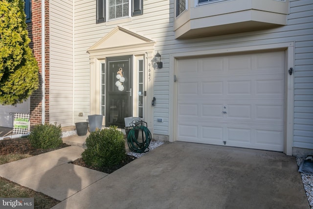 property entrance with driveway