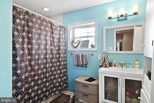 full bath featuring a shower with shower curtain and vanity