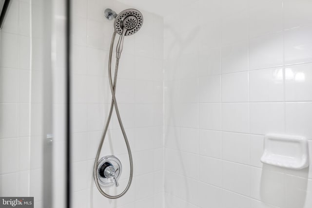 details with a tile shower