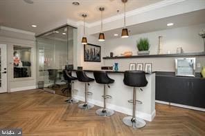 bar with baseboards, ornamental molding, pendant lighting, and recessed lighting