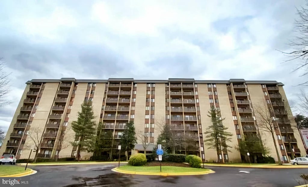 view of apartment building / complex