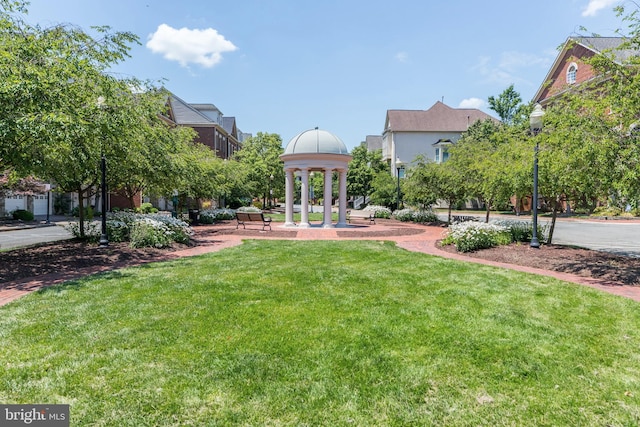 view of property's community featuring a lawn