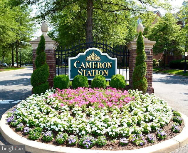 community sign featuring concrete driveway