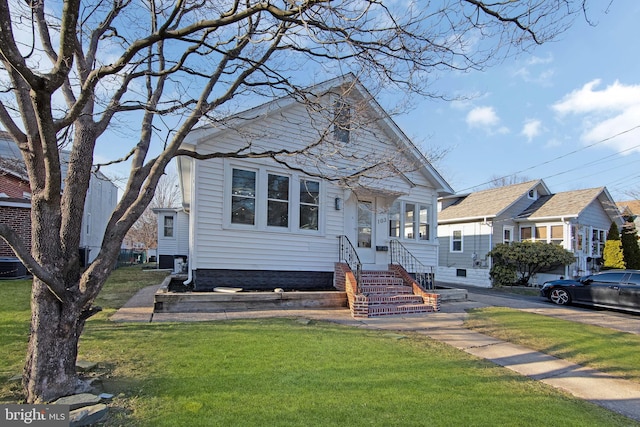 view of front of property featuring a front yard