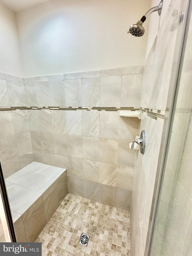 full bathroom featuring a tile shower