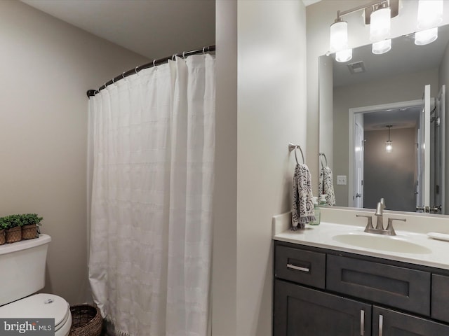 full bath featuring toilet, a shower with shower curtain, vanity, and visible vents