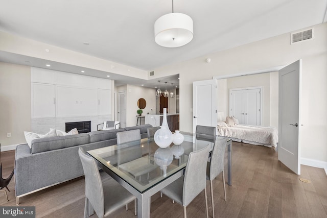 dining area featuring dark wood-style floors, baseboards, visible vents, and recessed lighting