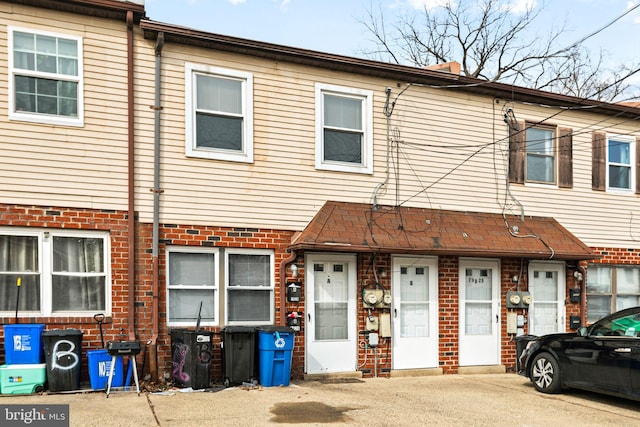 townhome / multi-family property featuring brick siding