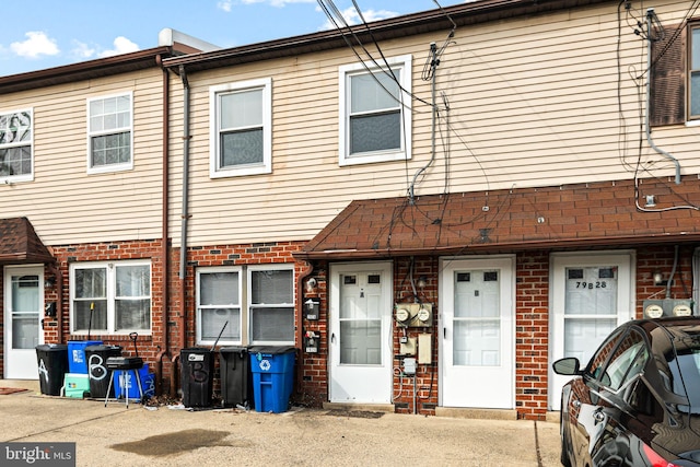 townhome / multi-family property featuring brick siding