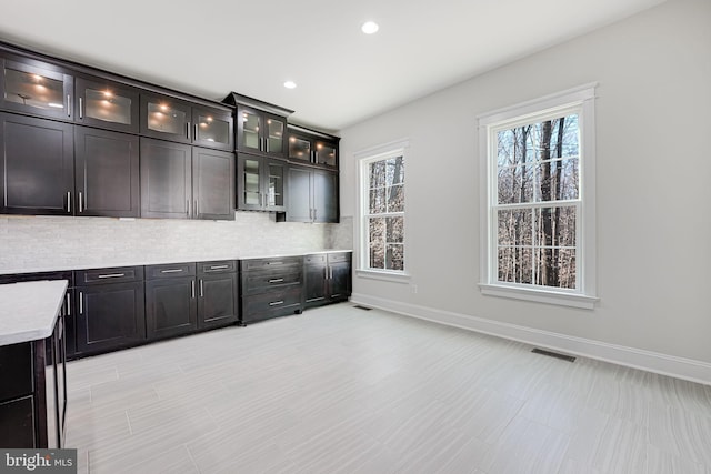 bar with baseboards, visible vents, backsplash, and recessed lighting