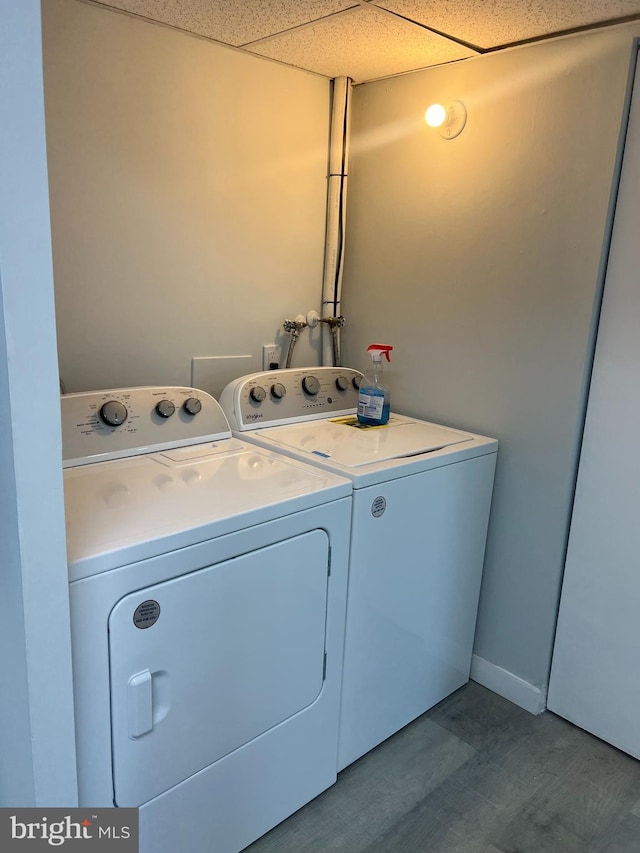 washroom featuring laundry area, baseboards, and washing machine and clothes dryer