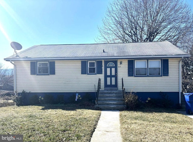 view of front of property featuring a front lawn