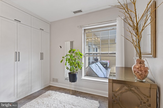 living area featuring visible vents and baseboards