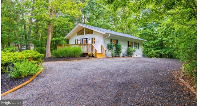 view of front facade featuring gravel driveway