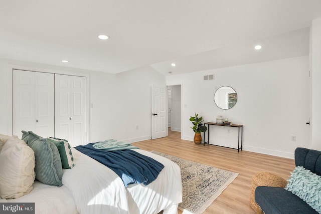 bedroom featuring recessed lighting, a closet, visible vents, light wood-style floors, and baseboards