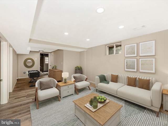 living room featuring recessed lighting, visible vents, baseboards, and wood finished floors