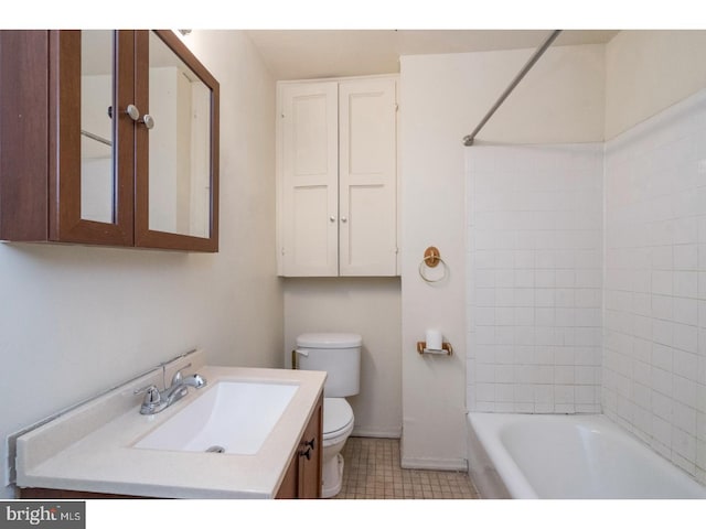 full bathroom with baseboards, shower / bath combination, vanity, and toilet