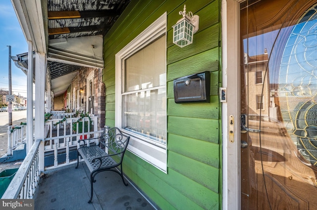 balcony featuring covered porch