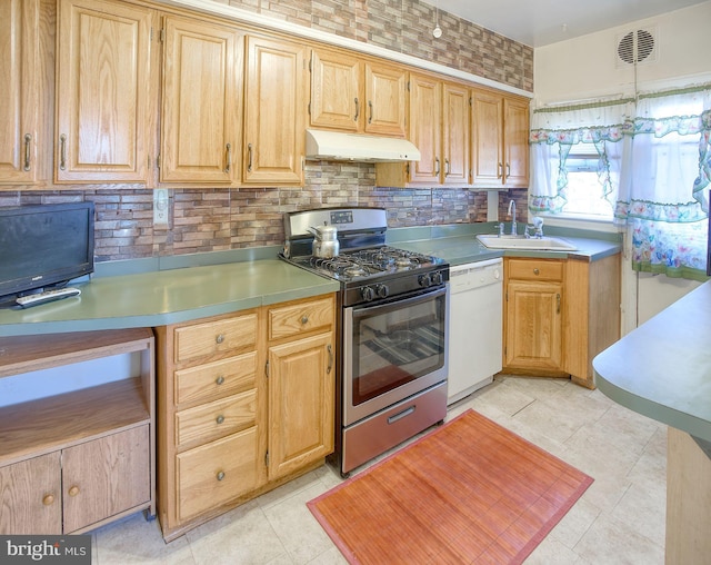 kitchen featuring stainless steel range with gas stovetop, a sink, decorative backsplash, under cabinet range hood, and dishwasher