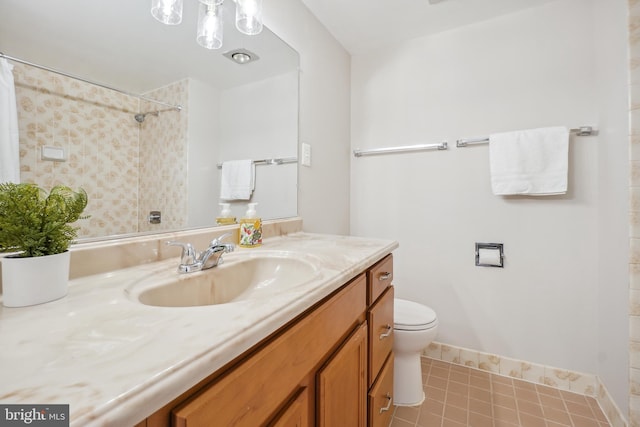 full bathroom featuring vanity, baseboards, tile patterned flooring, curtained shower, and toilet