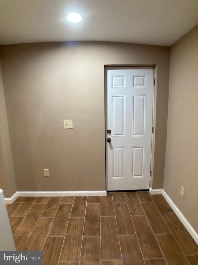 entryway featuring baseboards and wood tiled floor