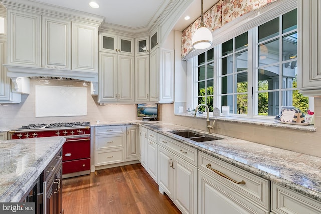 22577 Creighton Farms Dr, Leesburg, VA 20175 - kitchen with tasteful backsplash, gas range oven, decorative light fixtures, a sink, and wood finished floors