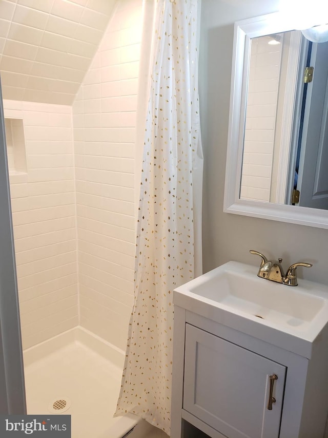 full bath featuring vaulted ceiling, a shower with shower curtain, and vanity