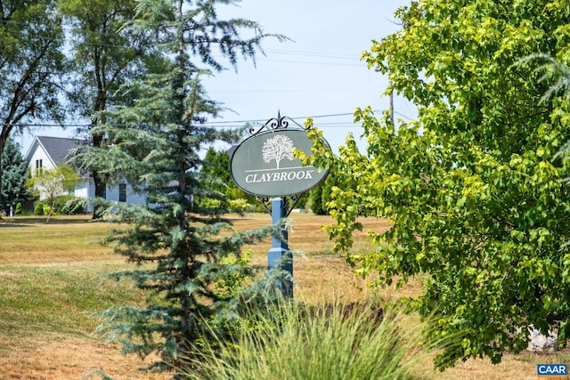 community sign with a lawn