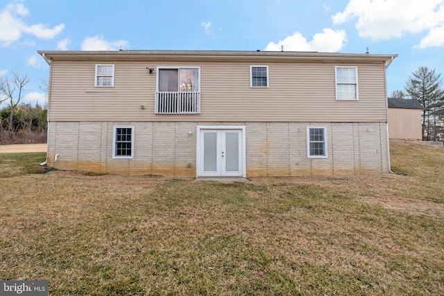 back of house featuring a yard