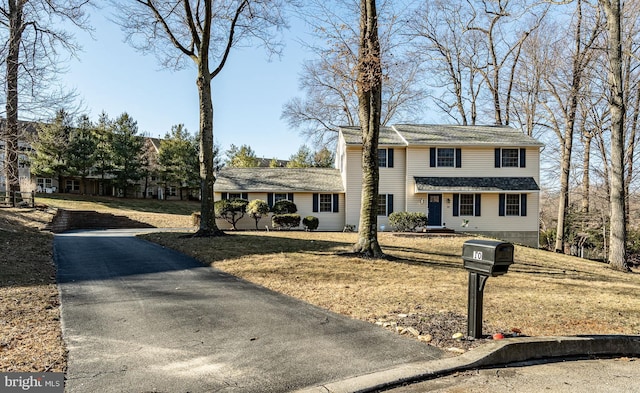 traditional-style house with a front yard