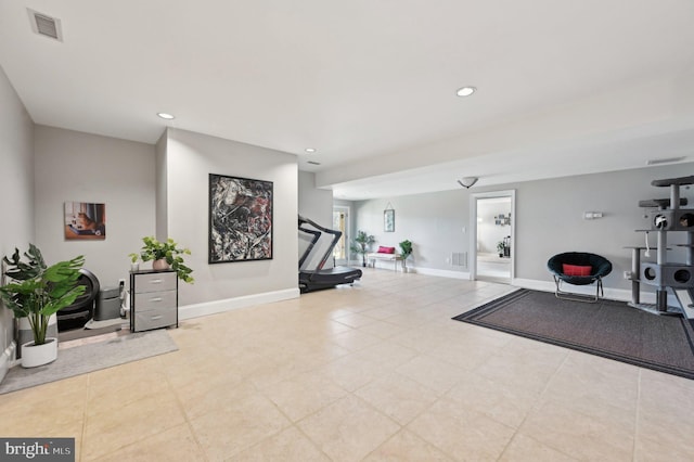 workout room featuring visible vents, recessed lighting, and baseboards