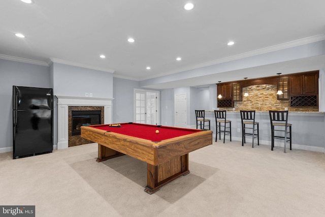 playroom with recessed lighting, crown molding, indoor wet bar, and light colored carpet