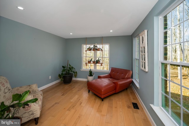 living area with visible vents, recessed lighting, baseboards, and light wood finished floors