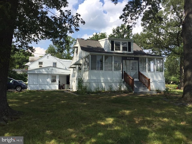 view of front of home featuring a front lawn