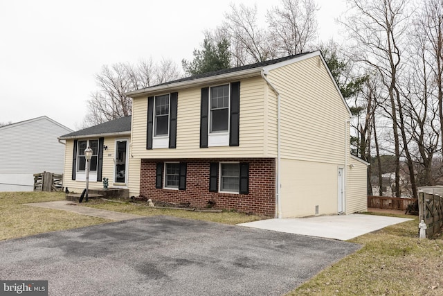 view of front of house featuring aphalt driveway