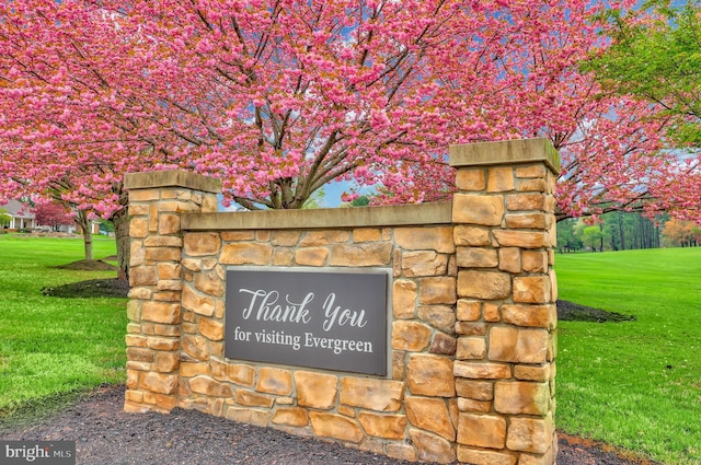 community sign featuring a lawn