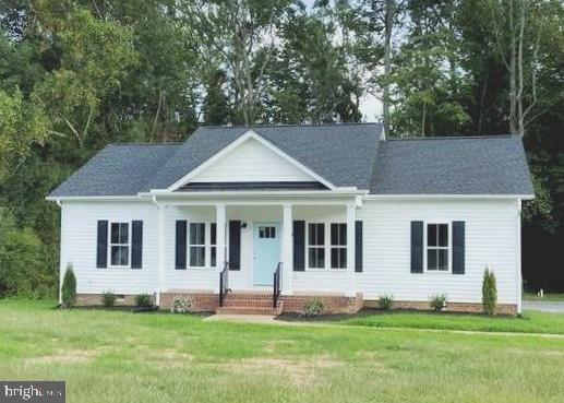 view of front facade featuring a front yard and covered porch