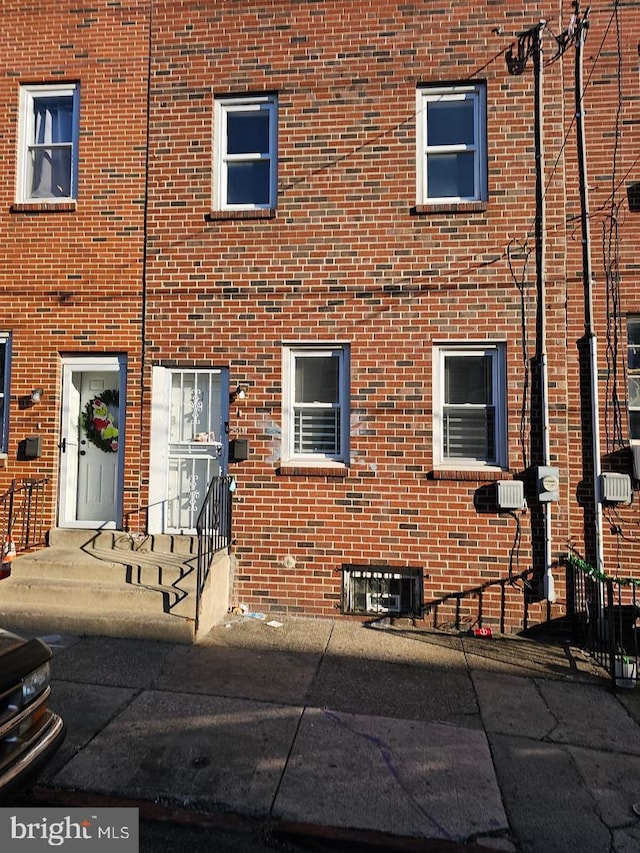 view of front facade featuring brick siding