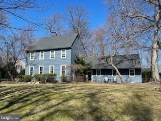 view of front of house with a front yard