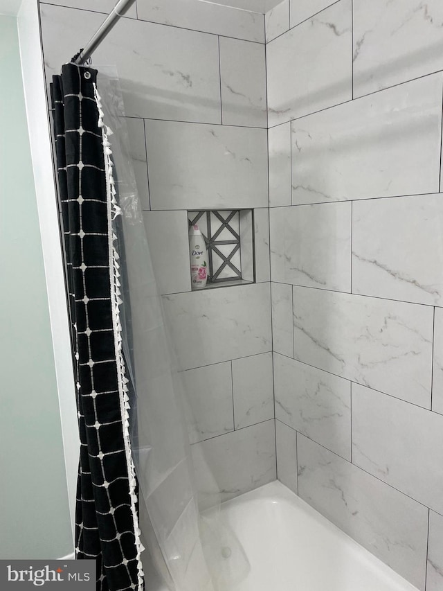 bathroom with shower / tub combo with curtain