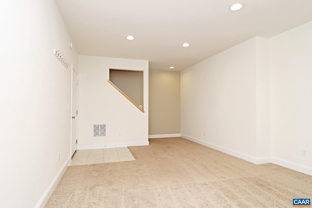 carpeted spare room with baseboards, visible vents, and recessed lighting