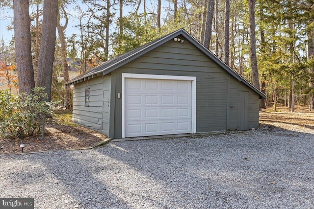 detached garage featuring gravel driveway