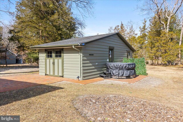 view of outdoor structure featuring an outbuilding