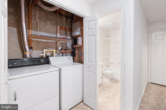 washroom with laundry area, baseboards, and independent washer and dryer