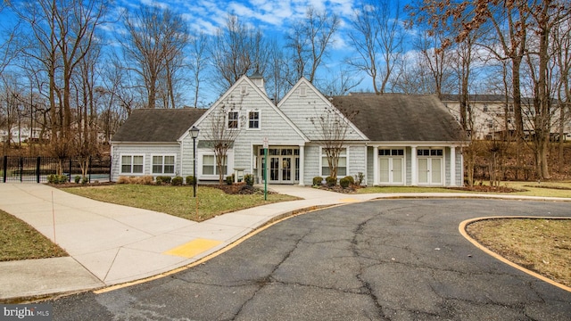 view of front of property featuring a front lawn and fence