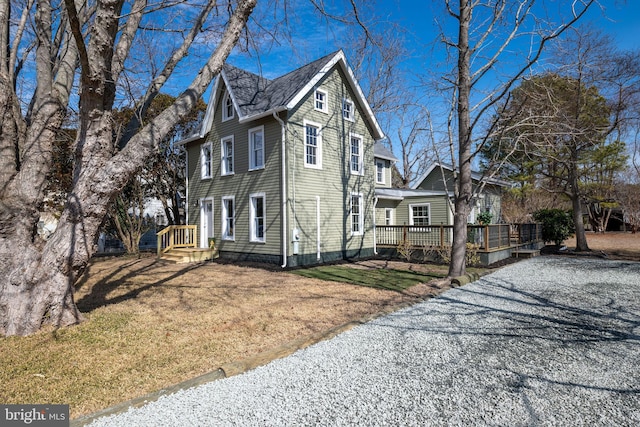 view of front facade featuring a front lawn