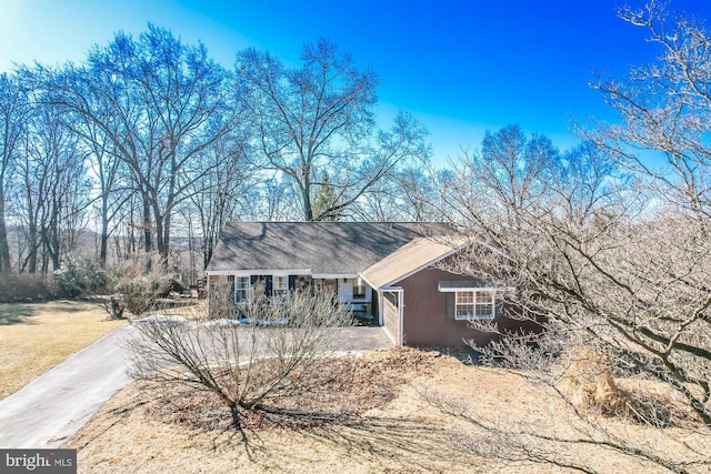 view of front of property featuring driveway